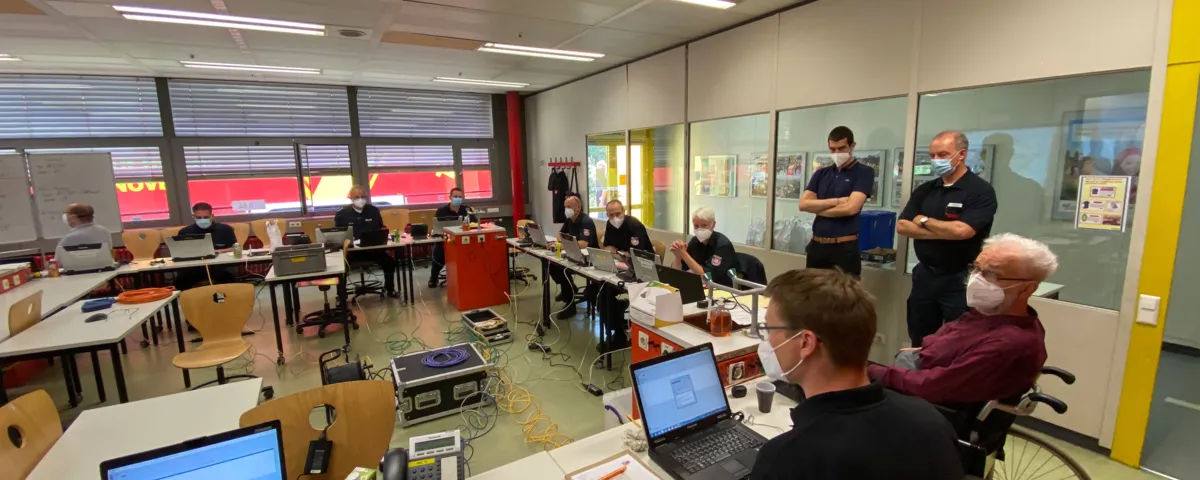 Menschen sitzen an Computern